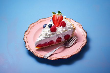 盘子里放一片自制草莓馅饼