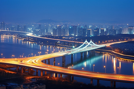 首尔在晚上与高速公路和城市在晚上
