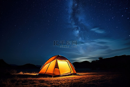 星空和银河下有一个敞开的帐篷