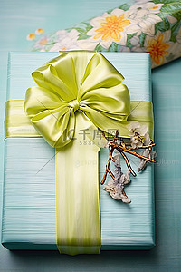 礼物新年背景图片_带蝴蝶结的礼物和一本中文书籍的包装纸