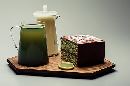 拿铁茶背景图片_一个水罐放在一个甜点蛋糕旁边，上面有相配的颜色糖霜