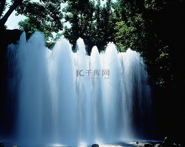 自然公园的瀑布和喷泉喷雾