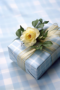 用蓝白格子材料包裹的礼物，上面有一朵蓝色的花