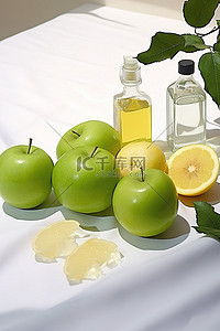 一张白色的桌子上有柠檬苹果和油