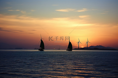 夕阳西下，海上有帆，背景有风