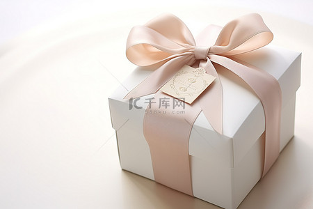 一个优雅的礼品盒，上面有一个小蝴蝶结