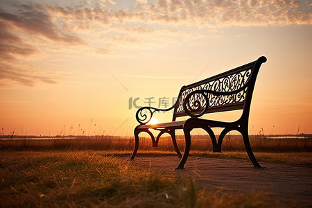 夕阳西下天空背景图片_一张空木凳，背后是夕阳西下