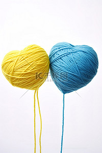 黄色和蓝色的纱线 将一根纱线连接到蓝色的球上