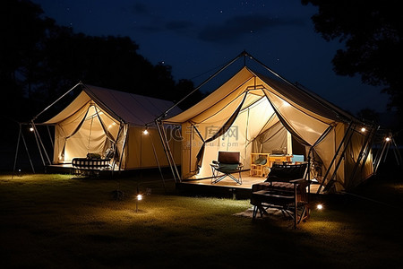 夜晚帐篷背景图片_晚上草地上的一个大帐篷，里面有椅子