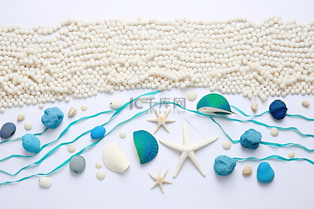 海洋主题背景图片_一些由珠子和其他塑料制品制成的海洋主题产品
