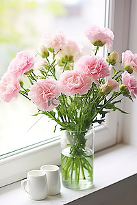 窗台上有粉色康乃馨，旁边是一个旧杯子