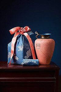 青瓷背景图片_古董抽屉上有一个蓝色和粉色的大礼品袋和两个蓝色的小器皿