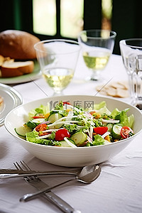 桌上的沙拉，上面有蔬菜和盘子