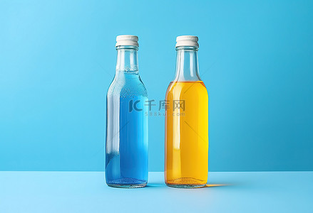 蓝色背景中两瓶装满蓝色和黄色液体的瓶子