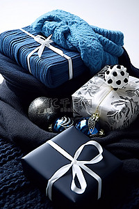 一捆带蓝色圣诞针织毛巾和圣诞装饰品的礼物