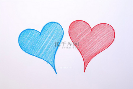 心形标签贴纸背景图片_用蓝色和红色蜡笔在纸上画了两张心形图