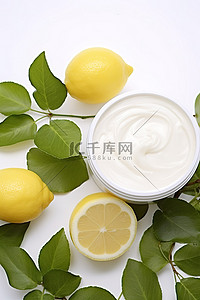 白色背景中的柠檬常春藤和奶油