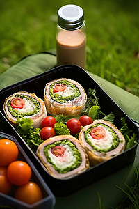 沙拉汁背景图片_午餐盒里装满了开胃菜和新鲜蔬菜沙拉