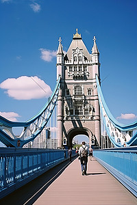 一名男子在伦敦塔桥附近的一座桥上行走