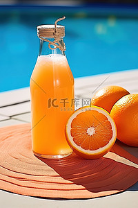 游泳池旁边桌子上的橙汁