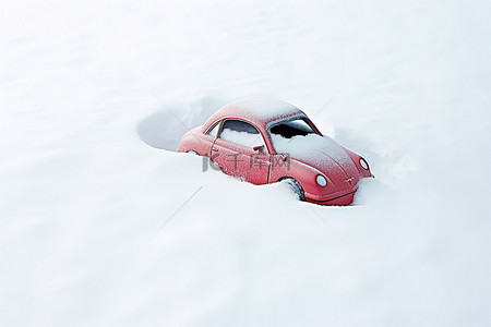 躺在雪地里的红色小玩具