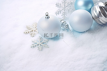 圣诞节雪背景图片_雪中​​的圣诞贺卡和其他装饰品