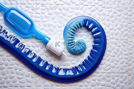 刷蓝色背景图片_在瓷砖上刷牙膏和蓝色牙膏