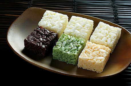 米美食背景图片_盘子里有四种不同的米块