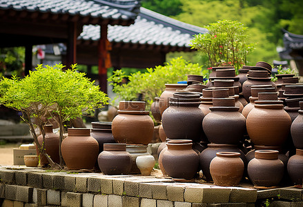 厚重如山背景图片_地上堆放着厚重的棕色陶器