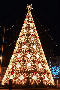夜晚的城市里可以看到一棵被照亮的圣诞树
