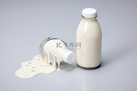 奶瓶刻度线背景图片_两个牛奶瓶中间有牛奶溢出