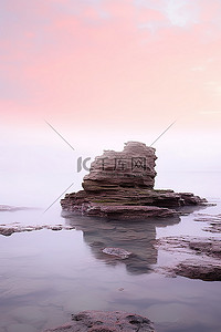 一座拥有岩石海底和粉红色天空的岩石岛