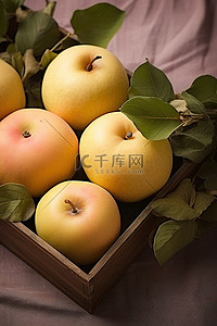 五个黄色苹果坐在木托盘上，上面有一些叶子