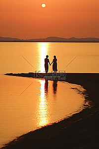 日落时分，两个人在海滩上岸