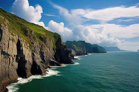 悬崖峭壁，蓝色海洋环绕的海岸风光