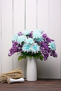 花瓶绣球花背景图片_木质背景和花梳下白色花瓶中的假花