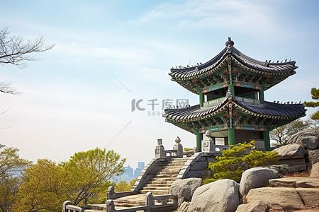 一座亚洲风格的宝塔，坐落在一座岩石山上，俯瞰着