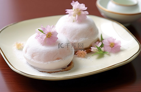 一道看起来像白色圆形甜点的菜，放在盛有鲜花的盘子上