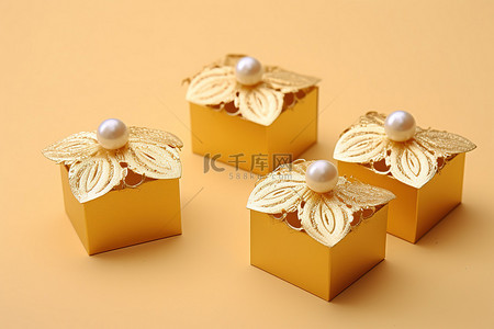 黄色礼物盒子背景图片_四个黄色珍珠和蕾丝盒子一组