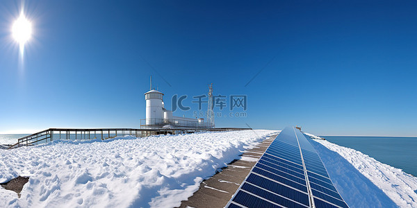 阳光照在太阳能电池板上，海里有雪
