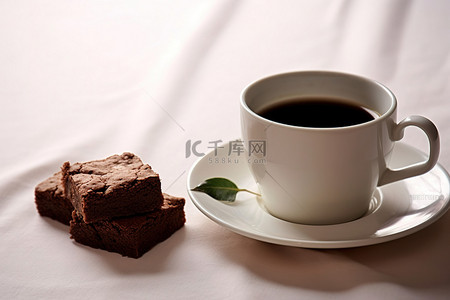 厨师布朗熊背景图片_一杯咖啡和一些白色的布朗尼蛋糕