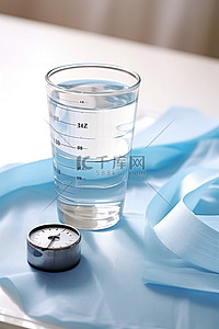 桌子上的背景图片_桌子上的水杯和卷尺