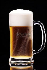 白色啤酒泡沫背景图片_一个大啤酒杯，装在一个带泡沫的白色杯子里