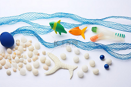 一些由珠子和其他塑料制品制成的海洋主题产品