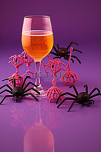 结网蜘蛛背景图片_玻璃杯上的塑料钩针蜘蛛，上面有酒