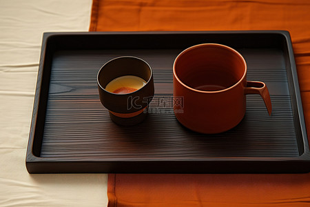 咖啡杯和茶杯放在木托盘上