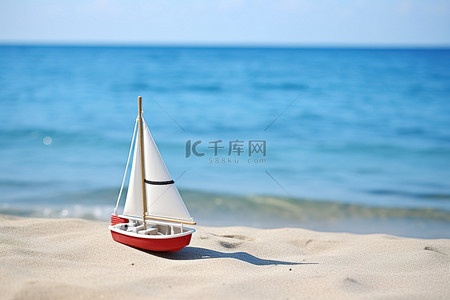 夏天的海边背景图片_海边沙滩上的一艘帆船