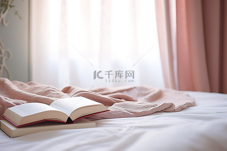 床上用品排版背景图片_两本书在有窗帘和窗帘的床上打开