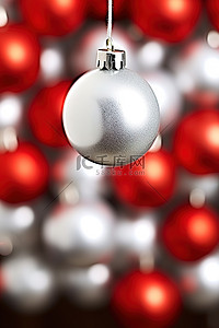 银色挂圣诞球与红球