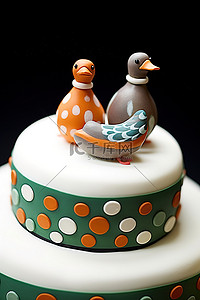 鸭背景图片_一只白色和一只浅棕色的鸭子坐在条纹婚礼蛋糕上